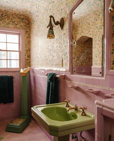 Vintage Bathroom Love (@vintagebathroomlove) • Instagram photos and videos Vintage Wallpaper Bathroom, Colorful Vintage Bathroom, Green Vintage Bathroom, Vintage Pink And Green Bathroom, Bathrooms Wallpaper, 1930 Bathroom, Victorian Bathroom Vintage, 70s Pink Bathroom Remodel, Pink Bathrooms Retro