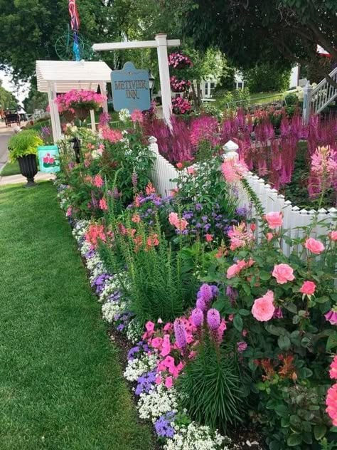 Picket Fence Flower Bed, North Carolina Flower Beds, Hydrangea Landscaping Front Yards Curb Appeal, Snapdragon Garden Ideas, Small Flower Garden Ideas Backyards, Backyard Flowers Garden, Flower Garden Plans, Front Garden Landscape, Backyard Flowers