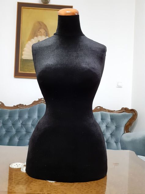 Really love this, from the Etsy shop MarineMannequin. https://etsy.me/2MaRlgh #etsy #mannequin #handmade #waspwaist #busttorso #fashionable #vintage #frenchstyle #papermache #dressform Torso Dress, Wasp Waist, Tailor's Dummy, Jewelry Store Displays, Vintage French Style, Velvet Material, Wasp, Dress Form, Macedonia