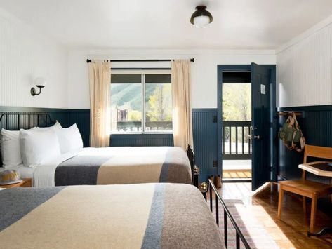 Deluxe Queen – Anvil Hotel in Jackson Hole Wyoming Austin Motel, Two Tone Walls, Small Seating Area, Cozy Cabins, Hotel Entrance, Queen Room, Jackson Hole Wyoming, Ace Hotel, Ski Season