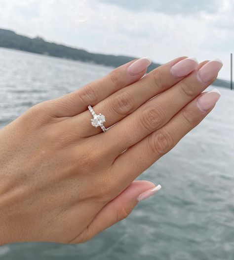 Wedding Rings Engagement Elegant, Elegant Engagement Rings Diamond, Pretty Simple Engagement Rings, Wedding Ring Inspo Simple, Engagement Ring Traditional, Ring Inspo Wedding, Oval Engagement Ring Silver Simple, Engagement Rings Elegant Classy, Simple Wedding Rings Silver Oval