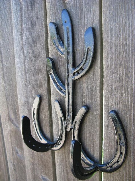 Horseshoe art Metalworking Projects, Horseshoe Projects, Horseshoe Decor, Horseshoe Crafts, Welding Art Projects, Horseshoe Art, Shoe Crafts, Metal Welding, Metal Projects