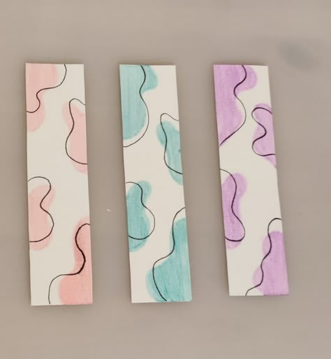 Simple Diy Bookmarks, Easy Bookmarks Ideas, Cute Bookmarks Diy Creative, Easy Bookmark Ideas Simple, Book Marks To Make, Paper Bookmark Ideas, Marques Pages Fait Main, Marque Page Diy, Simple Bookmark Ideas