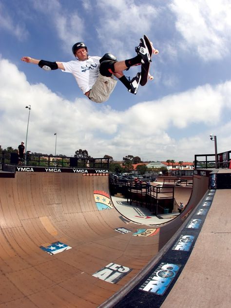 Tony Hawk grabs some air Tony Hawk Skateboard, Skate Photography, Tony Hawk Pro Skater, Skateboard Photos, Pro Skaters, Vintage Skate, Tony Hawk, The Subject, Sports Stars