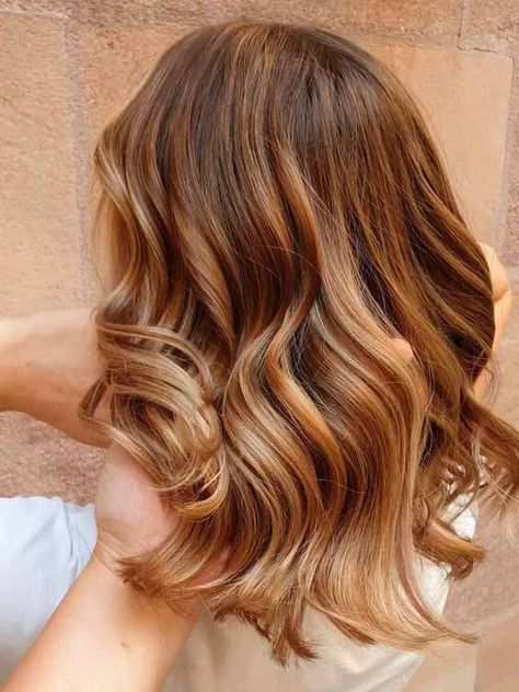 Vous avez les cheveux bruns, blonds ou châtains mais ils manquent de pep’s ? La nuance caramel vient à la rescousse pour illuminer votre chevelure et rehausser votre teint, que vous ayez la peau claire ou hâlée. Alors, si vous faites le choix de l’adopter en coloration ton sur ton, en color block ou en balayage, cette couleur tendance illumine votre teint avec ses pigments chauds. Vous ne pouvez pas ne pas y succomber... Golden Highlights Brown Hair, Honey Hair Color, Golden Brown Hair, Honey Brown Hair, Cute Hair Colors, Hair Color Caramel, Bronde Hair, Caramel Blonde, Coloring Ideas