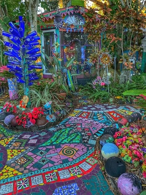 Witchy Outside Decor, Hippy Garden Ideas, Eccentric Backyard, Hippie Backyard, Hippie Garden Ideas, Whimsical Garden Art, Hippie Garden, Fun House, Mosaic Garden