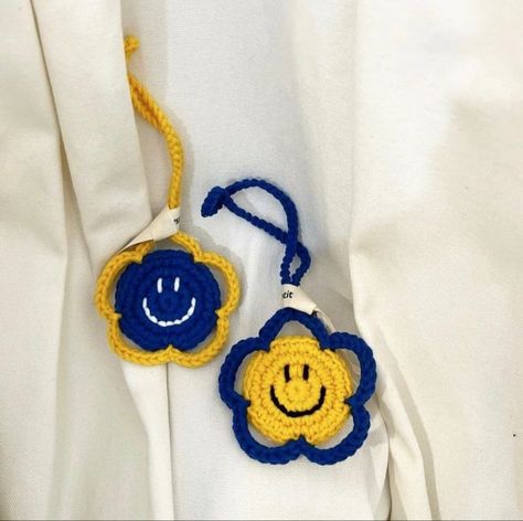 Smiley Crochet, Bag Charms Diy, Crochet Bag Charm, 100 Crochet Stitches, Crochet Store, Crochet Tote Pattern, Diy Crochet Bag, Beginner Crochet Tutorial, Crochet Chain