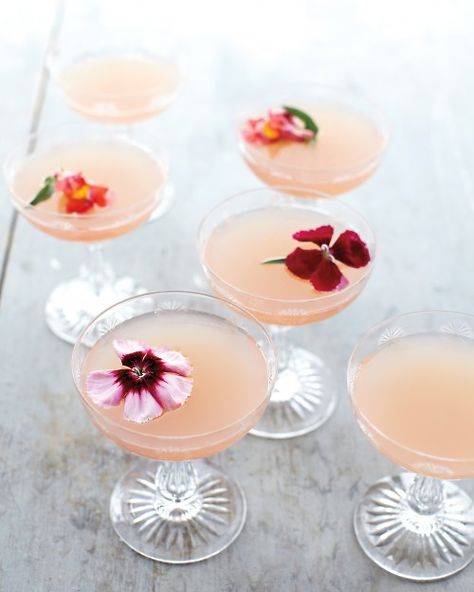 Lillet Rose Spring Cocktail via Martha Stewart Spring Cocktail, Spring Cocktails Recipes, Rose Cocktail, Halloween Fest, Spring Cocktails, Brunch Cocktails, Think Food, Wedding Drink, Easter Brunch