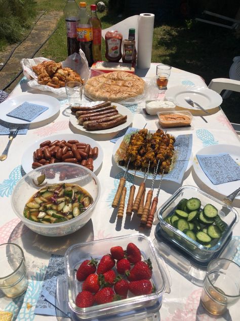 #bbq #friends #summer #food Bbq Summer Party Food, Family Bbq Aesthetic, Australian Bbq, Bbq Aesthetic, Bbq With Friends, Aussie Bbq, Nelson Bay, Summer Food Party, Barbeque Party