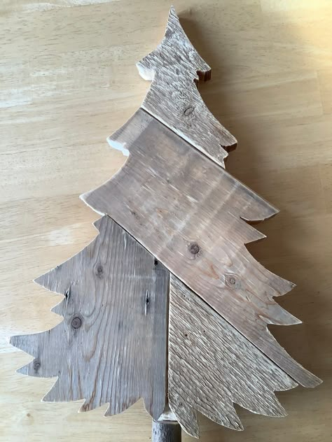 Christmas Diy Wood, Pallet Christmas Tree, Wooden Christmas Crafts, Pallet Christmas, Wooden Christmas Tree, Wood Christmas Tree, Christmas Wood Crafts, Wooden Christmas Trees, Christmas Decorations Rustic