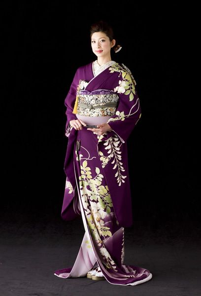 Hiki-hulisode: Japanese wedding kimono Kimono Poses, Japanese Wedding Kimono, Yumi Katsura, Japanese Traditional Clothes, Furisode Kimono, Japanese Costume, Kimono Japan, Traditional Japanese Kimono, Japanese Wedding