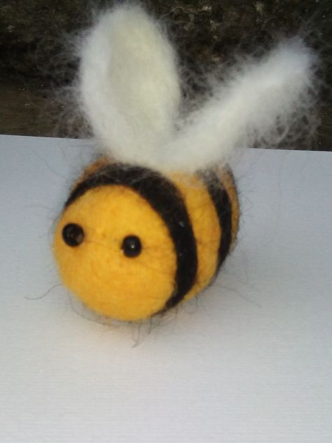 Needle Felted Bumble Bee, Needle Felted Bees, Needle Felt Bee, Spring Needle Felting, Felted Bumble Bee, Felted Bee, Needle Felted Ornaments, Clever Kids, Needle Felting Diy