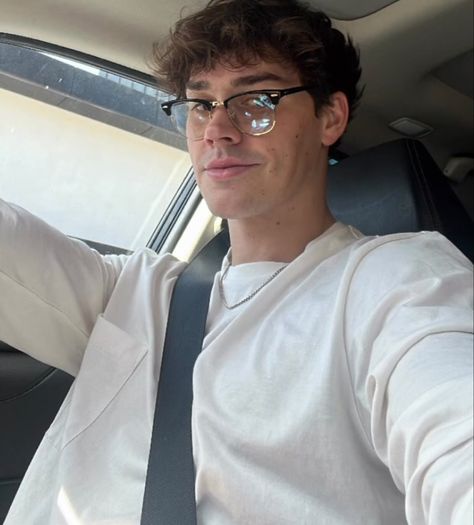 Noah Beck With Glasses, Noah Beck, Hairstyles With Glasses, Mens Soccer, Money Aesthetic, Old Money Aesthetic, Soccer Team, Future Boyfriend, Brunettes