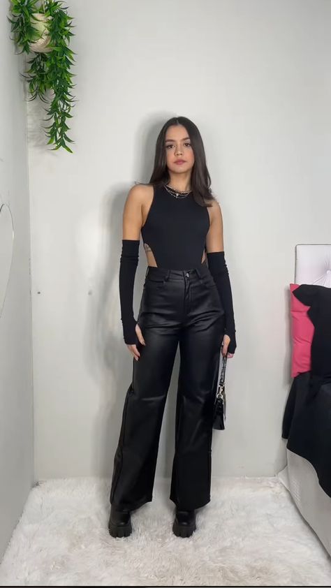 Wide Leg Engomado Outfit, Wide Leg Couro, Pantalon Sastrero Outfit Noche, Leather Pants Party Outfit, Queen Concert, Leather Pants Style, Outfit Night Club, 17 Birthday, Leather Pants Outfit