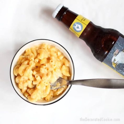 An easy side dish or dinner idea: crock pot beer mac and cheese -- Just a few ingredients and you'll have a delicious dish! No need to boil the pasta. Fast Crockpot Meals, Beer Mac And Cheese, Crock Pot Mac And Cheese, Crock Pot Mac, Crockpot Recipes For Kids, Gambling Cards, Tattoo Queen, Cards Tattoo, Pot Mac And Cheese