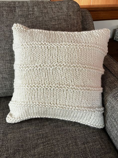 Chunky Knit Pillow Pattern Free, Knitted Cushions Free Patterns, Knitted Pillow Patterns, Knitted Pillows Patterns Free, Grey Yarn Crochet Ideas, Knit Pillow Pattern Free, Knit Pillow Cover Pattern, Super Bulky Yarn Patterns, Pillow Knitting Pattern