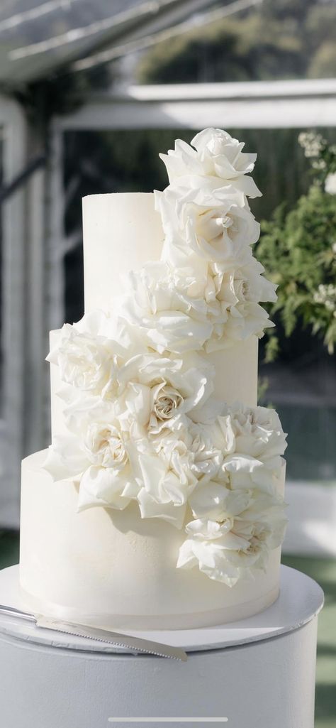 White Cake White Flowers, White Flowers On Wedding Cake, Wedding Cake Etagere, Elegant Classy Wedding Cake, Simple 3 Tier Wedding Cake, October Wedding Cake, Simple Modern Wedding Cake, Wedding Cake White Roses, Modern White Wedding Cake