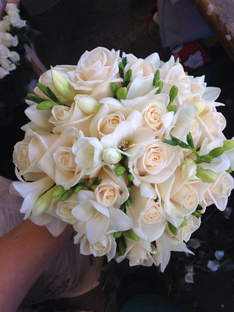 Beautifully simple vendella rose and white freesia bouquet Freesia Bouquet, Classic Wedding Bouquet, White Freesia, Simple Wedding Bouquets, White Roses Wedding, Rustic Wedding Bouquet, Bridal Bouquet Flowers, Rose Wedding Bouquet, Rustic Wedding Flowers