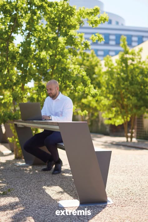 Outdoor Bench Design, Urban Furniture Bench, Fancy Building, Outdoor Workspace, Street Furniture Design, Outside Office, Geometric Furniture, Parks Furniture, Wood Arch