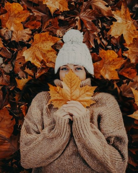 Autumn Photography Portrait, Retro Filter, Fall Shoot, Fall Portraits, Good Photo Editing Apps, Nature Photoshoot, Airbrush App, Fall Senior Pictures, Photographie Portrait Inspiration