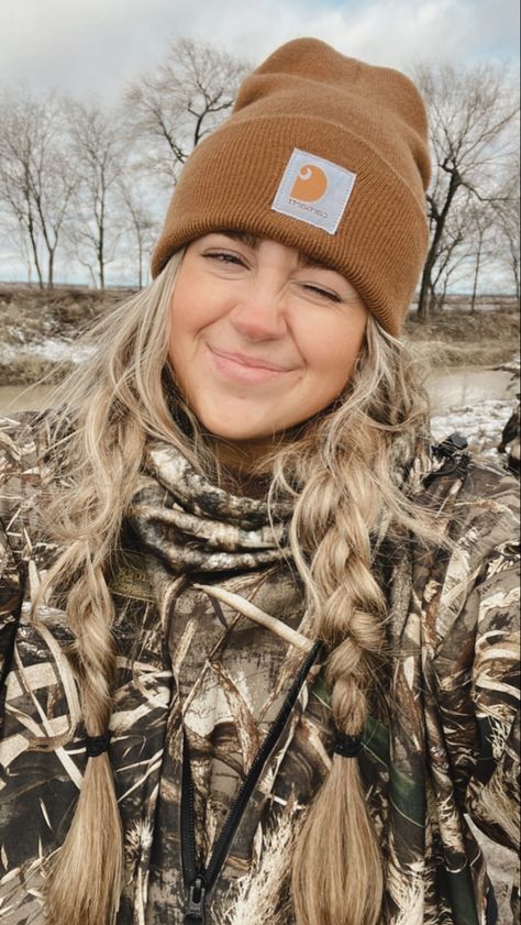 Hunt Outfit For Women, Hunting Outfits For Women Winter, Winter Fishing Outfits Women, Hunting Outfit Aesthetic, Cute Fall Outfits With Beanies, Camo Hunting Outfit, Hunting Fits Women, Cute Hunting Hairstyles, Western Beanie Outfit