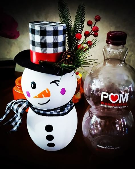 Pom Juice Bottle Crafts, Pom Bottle Ideas, Pom Bottle Snowman, Snowman Bottle Crafts, Snowmen Diy, Bottle Snowman, Pom Juice, Juice Container, Kindergarten Christmas Crafts