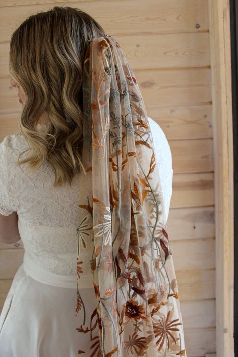 Autumn Leaves Falling apricot Bridal Veil Summer Fall - Etsy Canada Nature Wedding Veil, Fall Wedding Veil, Wedding Veil Embroidery, Embroidery Wedding Veil, Fall Foliage Wedding, Summer Fall Wedding, Autumn Leaves Falling, Embroidered Veil, Floral Veil