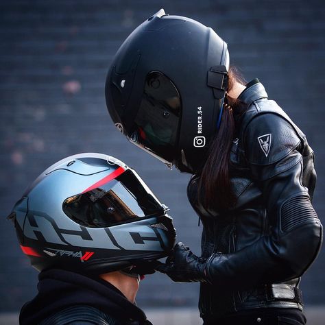 Biker Couple Wallpaper, Bf With Gf, Motorcycle Couple Pictures, Biker Girl Outfits, Bike Couple, Female Motorcycle Riders, Biker Couple, Motorcycle Couple, Biker Photography