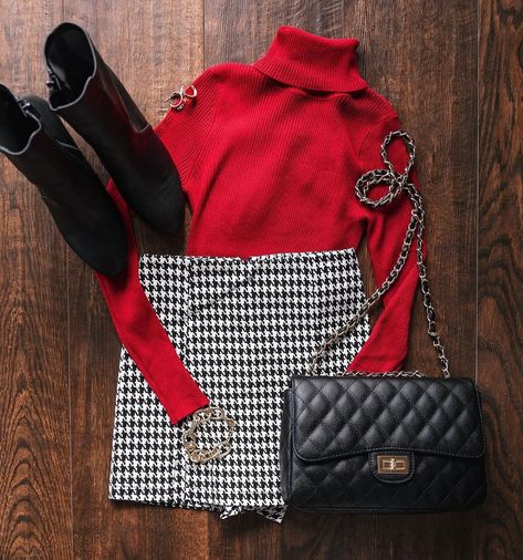 PRICELESS on Instagram: “RESTOCKED ❤️ search the Signature Deep Red Ribbed Turtleneck & Thelma Black Purse @shoppriceless ✨” Red Bodysuit Outfit Winter, Red Turtle Neck Outfit, Turtle Neck And Skirt Outfit, Bodysuit Outfit Winter, Red Bodysuit Outfit, Red Turtleneck Outfit, Outfits Rojos, Red Purse Outfit, Body Rojo