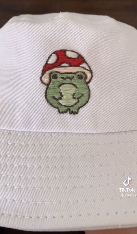 Frog And Mushroom Embroidery, Embroidered Frog Simple, Embroidery Patterns Aesthetic, Frog Embroidery Simple, Cute Small Embroidery Ideas, Cute Frog Embroidery, Embroidery Inspo Aesthetic, Aesthetic Embroidery Designs, Embroidery Patterns Easy