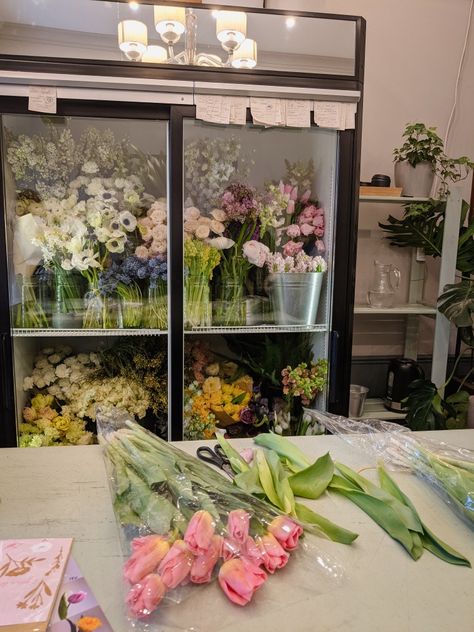 Flower Shop Storage, Modern Flower Shop, Florist Shop Interior, Flower Atelier, Flower Fridge, Flower Shop Interiors, Florist Studio, Flower Cafe, Flower Shop Design