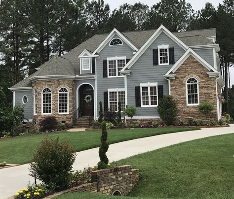 American Suburban House Exterior, American Bloxburg House, Brick Suburban House, Suburban Family Home Exterior, Suburban Home Exterior, Sherwin Williams Cityscape, American Suburban House, Bloxburg Suburban House, Suburban House Exterior