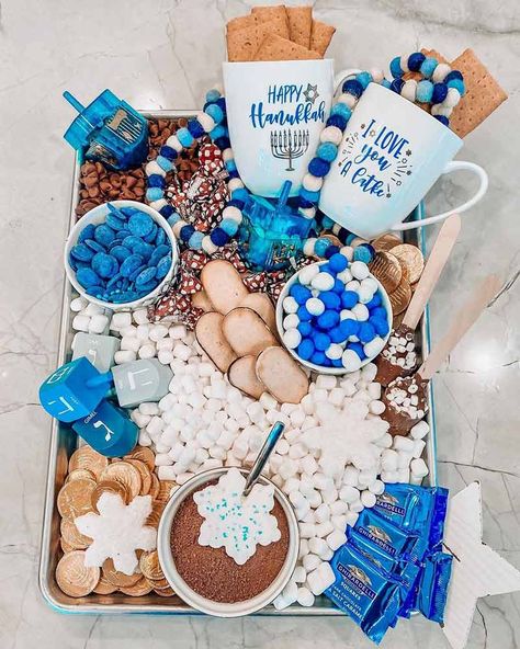 Hanukkah Table Setting, First Night Of Hanukkah, Hanukkah Traditions, Feasts Of The Lord, Candy Board, Charcuterie Board Ideas, Chanukah Party, Hanukkah Food, How To Celebrate Hanukkah