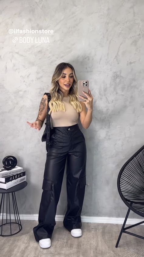 Outfits Con Pantalon Cargo, Leather Cargo Pants Outfit, Look Zara, Dressy Casual Outfits, Cargo Pants Outfit, Looks Party, Elegante Casual, Dressy Casual, Office Outfits