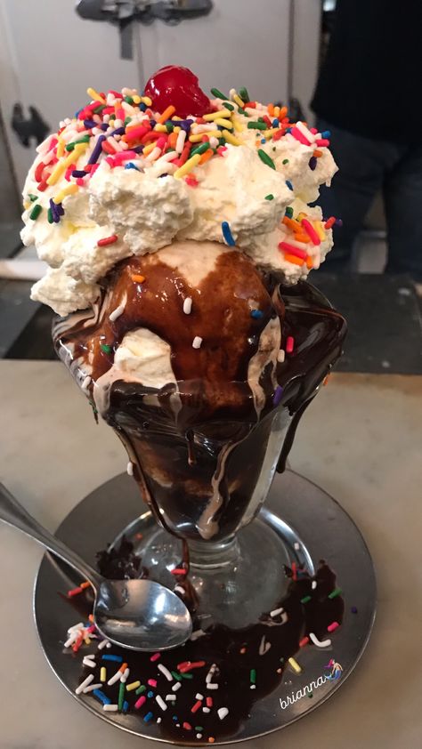 Vanilla fudge ice cream, hot fudge, rainbow sprinkles, homemade whipped cream and a cherry on top 🍒🍨 #icecream #icecreamsundaes #cherries #whippedcream #vanillafudge #hotfudge