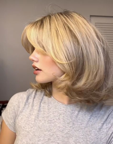 Layered Shorter Hair, Short Layers Shoulder Length Hair, Fall 2023 Hair Trends Short, Face Framing Pieces Short Hair, Midi Flick Hair, 90s Haircut With Bangs, Short Cut With Layers, Short Blonde Hair Layers, Short Blowout Hair