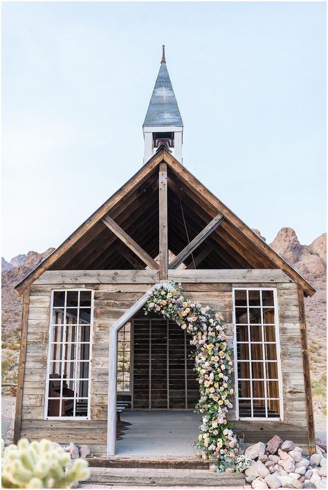 There’s a new chapel near LV and it’s not what you might first imagine. Out in the Eldorado Canyon at the historical Techatticup Mine, you will find the most charming wedding chapel made of wood. Rustic, earthy vibes are evoked by the design of the chapel that has large windows to let in lots of natural light. Fleeting Moment, California Wedding Photography, Modern Wedding Photography, Vegas Style, Las Vegas Elopement, Wedding Venues Texas, 100 Layer Cake, Documentary Wedding Photography, Las Vegas Weddings