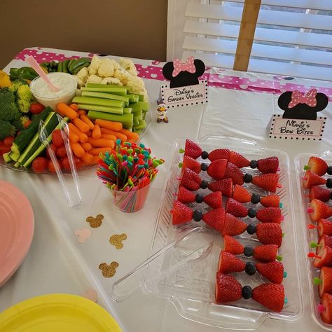 Minnie Mouse Birthday Party Ideas Fruit, Oh Twodles Birthday Party Decorations, Oh Twiddles Birthday Cake, Minnie Food Ideas, Minnie Mouse Snack Table, Oh Twodles Birthday Party Food, Food For Minnie Mouse Birthday Party, Minnie Birthday Party Food, Oh Twoodles Girl Birthday Food