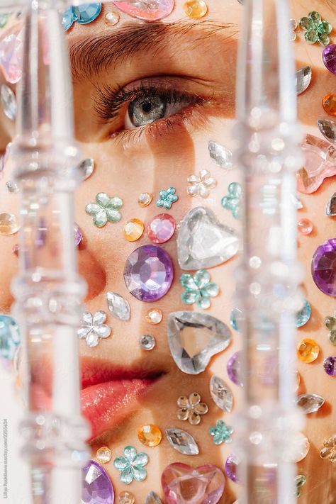 Jewels On Face, Crystal Photoshoot, Stickers On Face, Face Rhinestones, Beauty Vibes, Face Jewels, Blogging Inspiration, Crystal Fashion, Aesthetic Indie