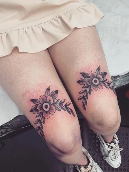 Above The Knee Tattoo Knee Cover Up Tattoo Women, Knee Arch Tattoo, Above The Knee Flower Tattoo, Flower Tattoo Above Knee, Knee Cover Up Tattoo, Legs Tats, Above Knee Tattoo Men, Under Knee Tattoos Women, Upper Knee Tattoo Women