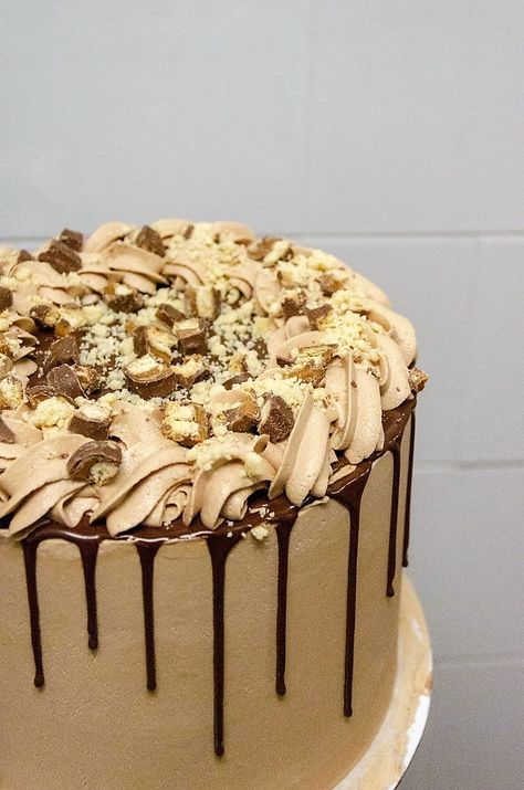 Twix Cake with Cake by Courtney — Orson Gygi Blog Chocolate Twix Cake, Twix Cake Birthday, Twix Cake, Cake Bday, Cake By Courtney, Twix Chocolate, Twin Birthday Cakes, Layered Cakes, Cotton Cake