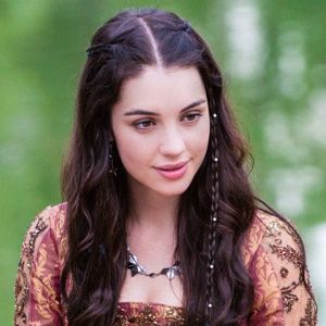 Mary Queen of Scots (Adelaide Kane) wears this enamel blossom and Swarovski crystal headpiece in an episode of Reign. Description from pinterest.com. I searched for this on bing.com/images Reign Cw, Reign Hairstyles, Cruel Beauty, Marie Stuart, Reign Mary, 90s Grunge Hair, Reign Fashion, Adelaide Kane, Mary Queen Of Scots