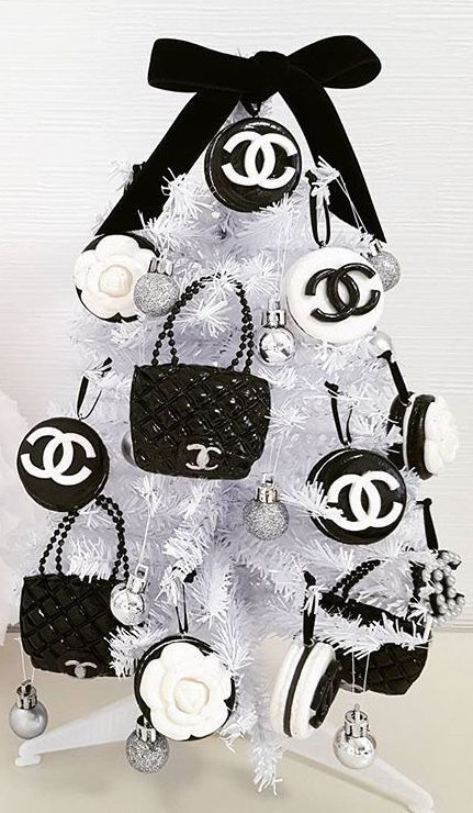 Chanel Ornaments, Chanel Christmas Tree, Chanel Inspired Party, Chanel Christmas, Christmas Tree Idea, Black Christmas Decorations, Homemade Gift Baskets, Chanel Decor, Designer Christmas