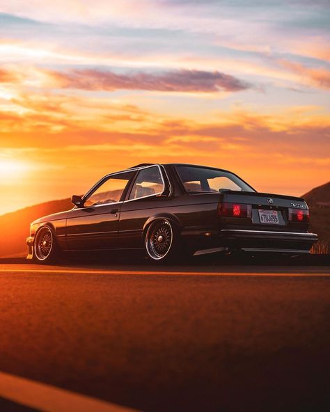 Bmw E30 Wallpapers Pc, E30 Bmw, Bmw Classic Cars, Bmw Classic, Bmw Series, Dark Wallpaper Iphone, Bmw E30, Money Laundering, Tuner Cars