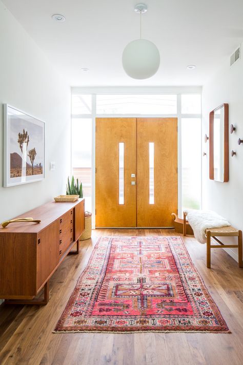 17 Stunning Mid Century Modern Foyer Interiors You Deserve To Walk Through Mid Century Modern Foyer, Mid Century Dining Room, Modern Foyer, Best Home Interior Design, Mid Century Ranch, Mid Century Dining, Design Hotel, Place Your Order, Mid Century Modern House