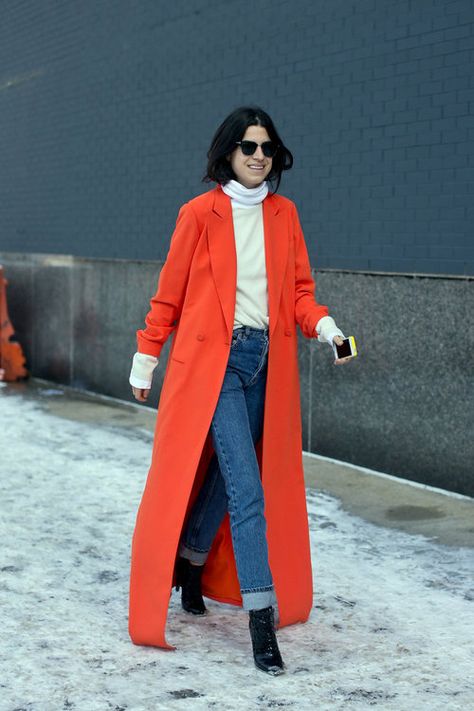 Leandra Medine Mantel Cape, Orange Color Combinations, Orange Trends, Outfit 2023, Orange Coat, Leandra Medine, Winter Mode, Weekly Outfits, Red Coat