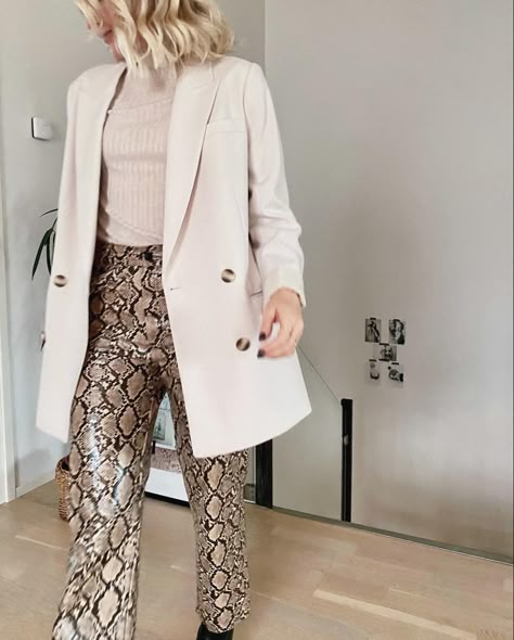 Python Pants Outfit, Snake Print Trousers Outfit, Snake Print Pants Outfit, Snakeskin Pants Outfit, Snake Pants Outfit, Printed Trousers Outfit, Print Jeans Outfit, Snake Print Outfit, Snake Skin Pants