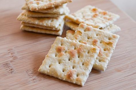 Substitute saltine crackers for bread crumbs to make delicious, pan-fried or baked breaded chicken. By crushing the crackers into fine crumbs and adding sp Food For Nausea, Upset Stomach Food, White Gravy Recipe, Baked Breaded Chicken, Brat Diet, Saltine Cracker, Cracker Chicken, Soda Crackers, Chicken Croquettes