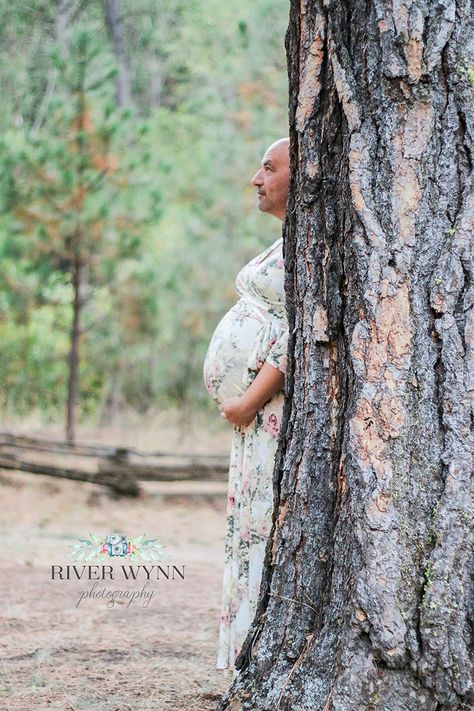 Maternity is as experience not only for the mother, but for the father as well. Photographer River Wynn masterfully uses perspective to make this statement with a single clever image. Funny Maternity Pictures, Funny Maternity Photos, Photo Bb, Family Maternity Pictures, Maternity Photography Poses Outdoors, Maternity Photography Poses Couple, Pregnancy Photos Couples, Maternity Photography Poses Pregnancy Pics, Maternity Photography Outdoors