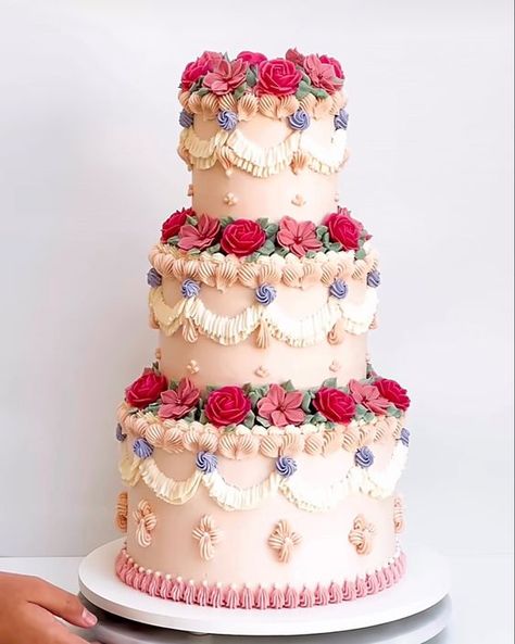 Overpiped Wedding Cake, Vintage Tiered Cake, Vintage Style Wedding Cake, Vintage Style Cake, Peggy Porschen Cakes, Different Kinds Of Cakes, Bolo Vintage, Vintage Birthday Cakes, Creative Wedding Cakes